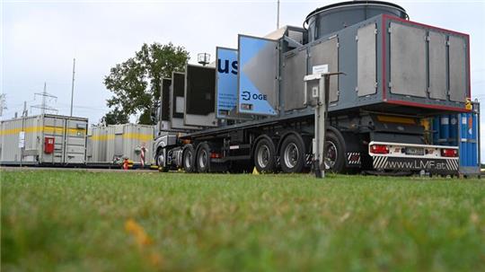 Der mobile Verdichter „Optimus“ mit geöffneten Türen gibt Einblick ins Innere. Dieser beginnt damit, das Erdgas aus den Leitungsabschnitten Emsbüren-Bad Bentheim und Bad Bentheim-Legden zu entnehmen sowie es in einen anderen Leitungsabschnitt umzupumpen.