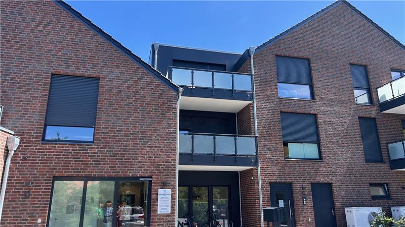 Der moderne Neubau ist energieeffizient und nachhaltig gebaut - und bietet Platz für insgesamt acht Behandlungszimmer in der Gemeinschaftspraxis.