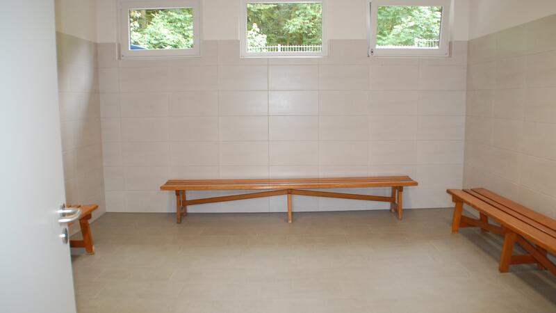 Vieles ist neu: Das Sauensieker Naturbad im Freibad-Check Der modernisierte Sanitärbereich ist vorbildlich: Neben dem geräumigen Umkleideraum gibt es separate Umkleidekabinen mit Duschen.
