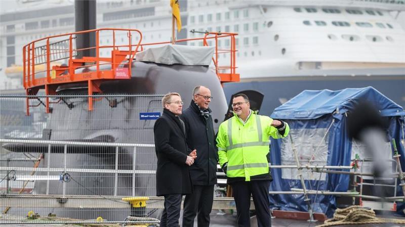 Thyssenkrupp will U-Boot-Sparte an die Börse bringen Der mögliche künftige Kanzler Friedrich Merz (CDU, Mitte) hatte sich bei einem Besuch im Januar positiv zu einem Einstieg des Bundes geäußert. (Archivbild)