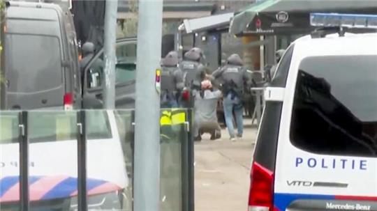 Der mutmaßliche Geiselnehmer wird vom DSI, einer Spezialeinheit der niederländischen Polizei, vor einem Café in Ede festgenommen.