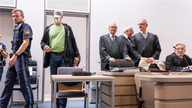 Der mutmaßliche Haupttäter kommt vor der Urteilsverkündung im Fall des Diebstahls des Manchinger Keltengoldes in den Gerichtssaal.