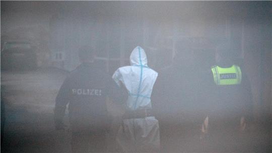 Der mutmaßliche Täter (M) von Aschaffenburg wird aus dem Amtsgericht zurück in ein Fahrzeug der Polizei gebracht. 