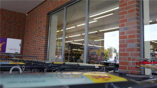Der mutmaßliche Täter soll die Fensterscheibe des Netto-Discounters in Cuxhaven eingeschlagen und sich dann im Markt verbarrikadiert haben.