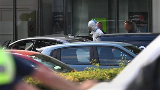 Der mutmaßliche Täter wurde von Spezialkräften abgeführt.