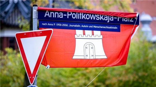 Der nach der ermordeten russischen Journalistin und Menschenrechtsaktivistin benannte neue Anna-Politkowskaja-Platz in Hamburg soll ihre Arbeit und ihren unermüdlichen Einsatz für die Pressefreiheit würdigen.