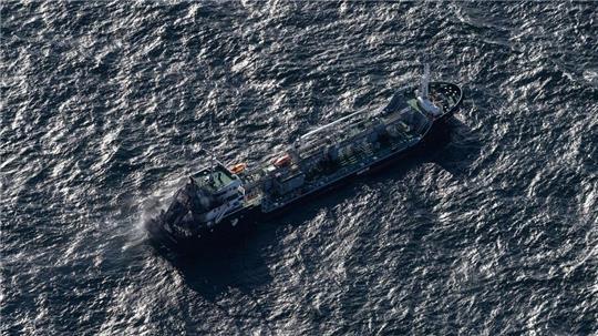 Der nach einem Brand havarierte Öltanker „Annika“ ist auf dem Weg in den Überseehafen Rostock. 