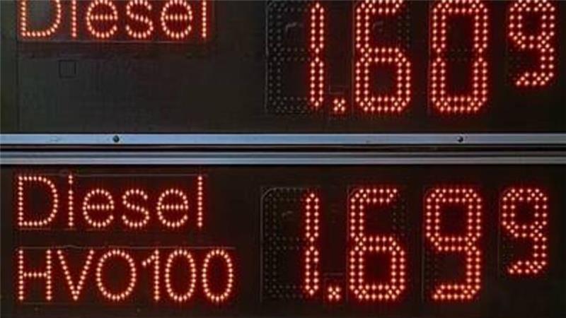„Kraftstoff-Revolution“ HVO100 – 10 Fakten über den neuen Diesel Der nachhaltige HVO100 Diesel, der gänzlich ohne Erdöl auskommt, kostet 9 Cent mehr als der gewöhnliche Diesel. Hochgerechnet auf 50 Liter wären das 4,50 Euro an Mehrkosten.