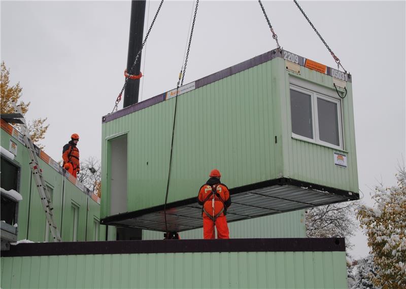 Der nächste Container hängt am Haken. Foto Vasel