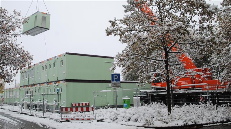 Der nächste Containern fliegt ein: Mehrere Amtra-Monteure haben am Dienstag – mit der Hilfe eines Mobilkrans – 23 neue Container in Neukloster montiert. Im August war das Obergeschoss der Flüchtlingsunterkunft am Bahnhof Neukloster durch ei