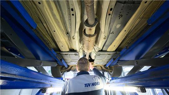 Der nächste Tüv könnte früher kommen als gedacht. Brüssel plant neue Regeln für ältere Fahrzeuge. (Archivbild)