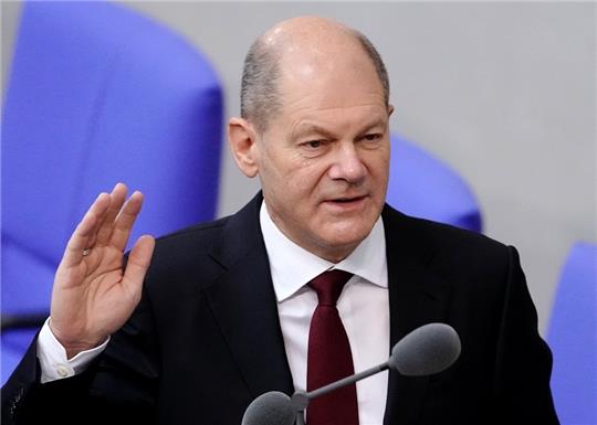 Der neu gewählte Bundeskanzler Olaf Scholz (SPD) legt im Bundestag den Amtseid ab. Foto: Kay Nietfeld/dpa