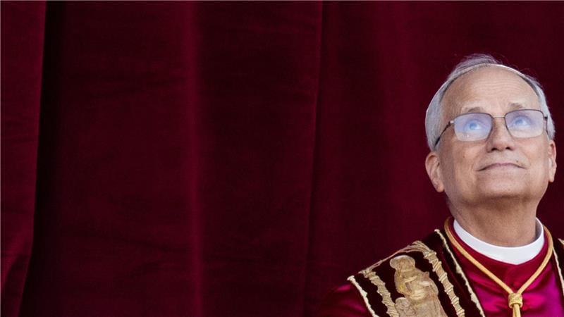 Papst aus den USA? In Serie mit Jude Law durchexerziert Der neu gewählte Papst Leo XIV. auf dem Balkon des Petersdoms.