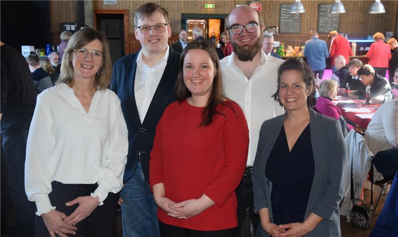 Der neu gewählte Vorstand im SPD-Unterbezirk Stade: Die Vorsitzende Corinna Lange (vorne in der Mitte) mit den vier stellvertretenden Vorsitzenden (von links) Frauke Langen, Jan Büther, Gerrit Steffens und Annekatrin Wolff-Meuter.