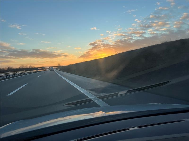 Verlängerte Autobahn: Von der A26 geht es auf die B73 Der neue A26-Teilabschnitt wird für Autofahrer am Freitag erst mit Einbruch der Dunkelheit geöffnet - in Richtung Stade früher als in Richtung Hamburg. Foto: Vasel