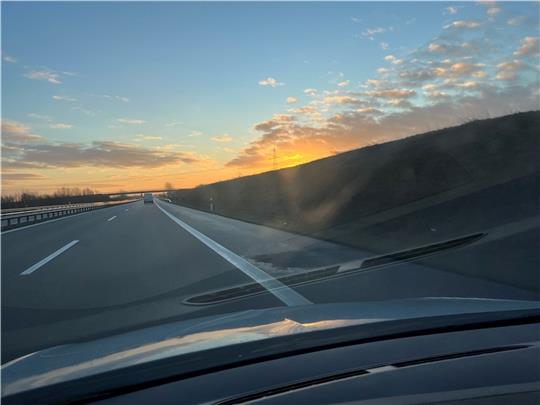 Der neue A26-Teilabschnitt wird für Autofahrer am Freitag erst mit Einbruch der Dunkelheit geöffnet - in Richtung Stade früher als in Richtung Hamburg. Foto: Vasel