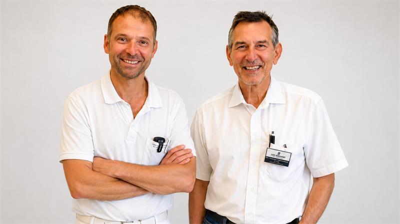 Der neue Ärztliche Direktor am Elbe Klinikum Buxtehude: Dr. Sebastian Lawrenz (links) folgt auf Dr. Andreas Kleinheinz, der das Amt seit Oktober 2015 ausgeübt hat.