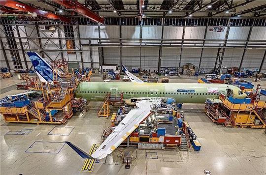 Der neue Airbus A321 XLR wird in Finkenwerder endmontiert. Drei Flieger stehen zunächst für Testflüge zur Verfügung. Der Erstflug ist in den nächsten Wochen, 2023 soll der neue Langstreckenjet an die ersten Kunden gehen. Foto: Airbus/Kruijer