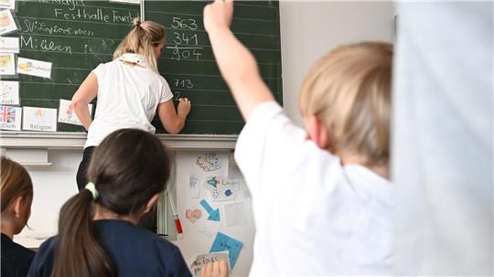 Der neue Anspruch umfasst laut Gesetz an fünf Werktagen jeweils acht Stunden Betreuung. Dabei zählt die Unterrichtszeit mit. (Symbolbild)