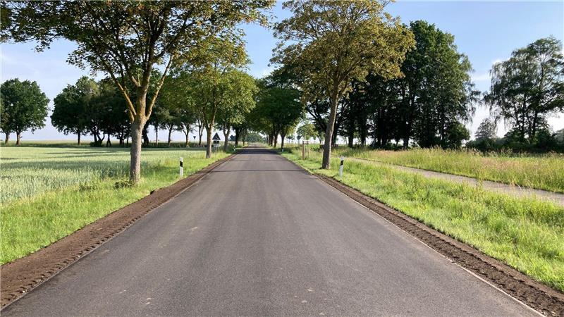 Der neue Asphalt auf der Kreisstraße 52.