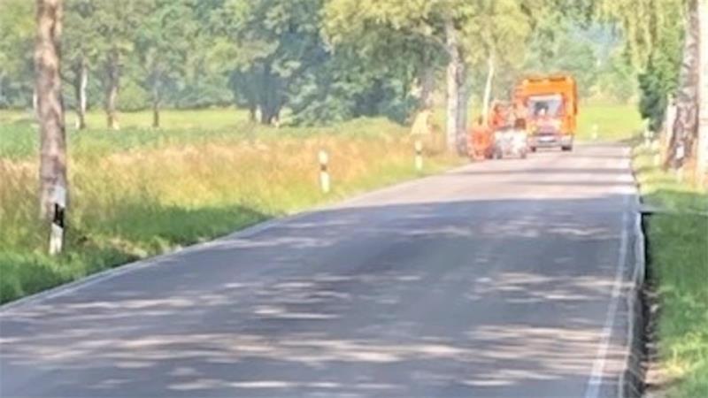 Der neue Asphalt wird auf der Kreisstraße 53 aufgebracht.
