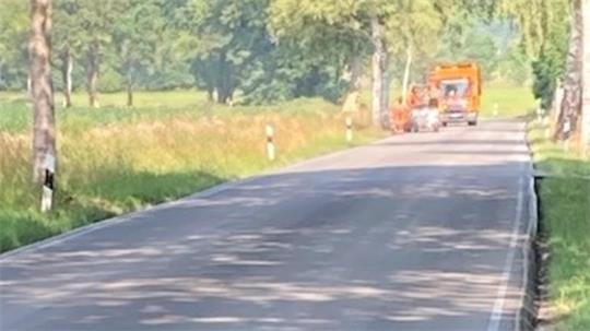 Der neue Asphalt wird auf der Kreisstraße 53 aufgebracht.