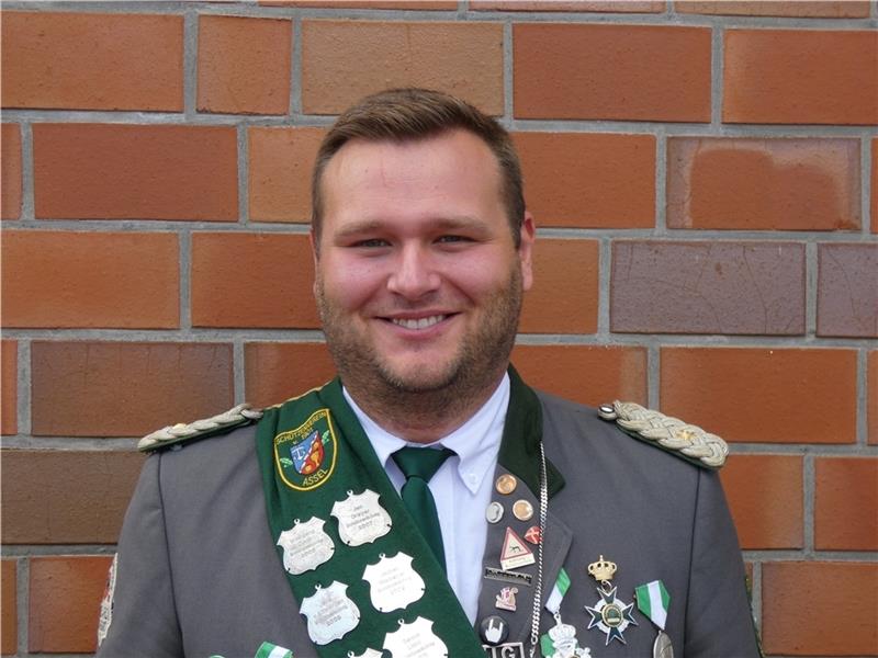 Ole Kruse regiert die Schützen in Assel Der neue Asseler Schützenkönig heißt Ole Kruse. Seine Ehfrau Kim wurde Schützenliesel.