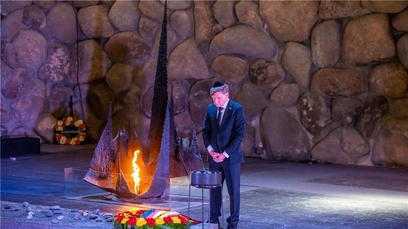 Der neue Außenminister Johann Wadephul (CDU) in der Holocaust-Gedenkstätte Yad Vashem in Jerusalem. Er betont bei seinem Besuch: Die neue schwarz-rote Regierung stehe dazu, dass Israels Sicherheit zur deutschen Staatsraison gehört.