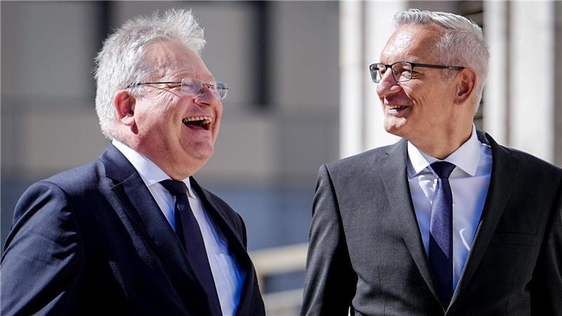 Der neue BND-Präsident Martin Jäger mit seinem Vorgänger Bruno Kahl, der nach neun Jahren im Amt auf eigenen Wunsch für Deutschland an den Heiligen Stuhl in Rom wechselt.