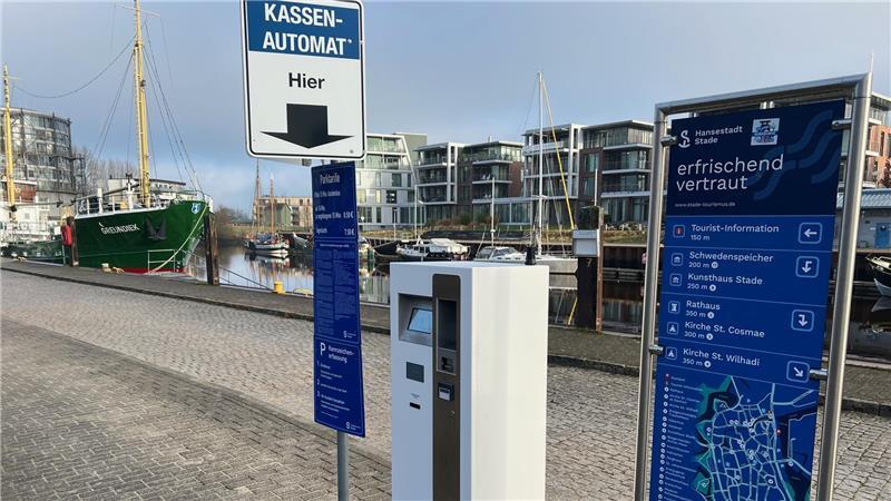 Alles neu: Das gilt jetzt fürs Parken am Stader Stadthafen Der neue Bezahlautomat am Stadthafen, wo die Greundiek liegt. Die Info-Tafel führt den Slogan „Erfrischend vertraut“. Doch viele müssen sich mit dem neuen System erst noch vertraut machen.