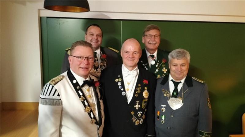 Der neue Buxtehuder Stadtkönig Friedhelm Holst (Mitte) mit den Königen (von links): Arne Pauly (Altkloster), Christian Neumann (Ovelgönne), Jürgen Meyer (Gilde Buxtehude) und Jörg Linder (Dammhausen).