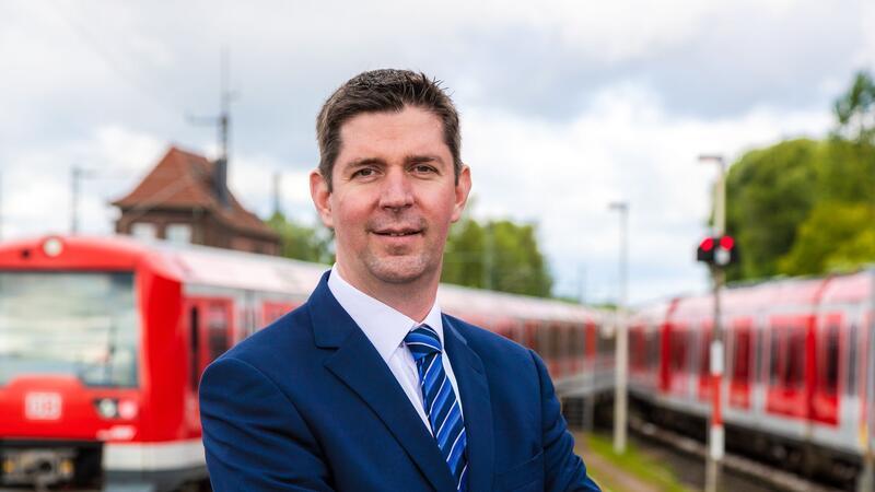 Neuer Chef der S-Bahn Hamburg ist ein alter Bekannter Der neue Chef der Hamburger S-Bahn, Jan Schröder, steht vor S-Bahn-Zügen.