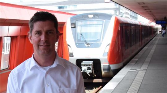 Der neue Chef der Hamburger S-Bahn, Jan Schröder, steht vor einem einfahrenden S-Bahn-Zug. Zu seinem Arbeitsplatz nahe dem S-Bahnhof Hammerbrook (Foto) fährt er mit der Linie S5 aus Buxtehude.