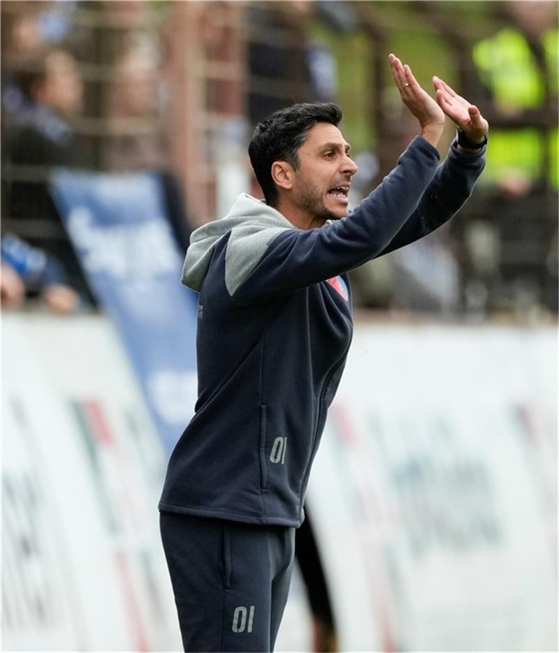 „Extrem bitter“: D/A verliert Elfmeterkrimi zum Trainer-Einstand Der neue D/A-Trainer Oliver Ioannou hat am Montag die Mannnschaft übernommen und damit Frithjof Hansen abgelöst.