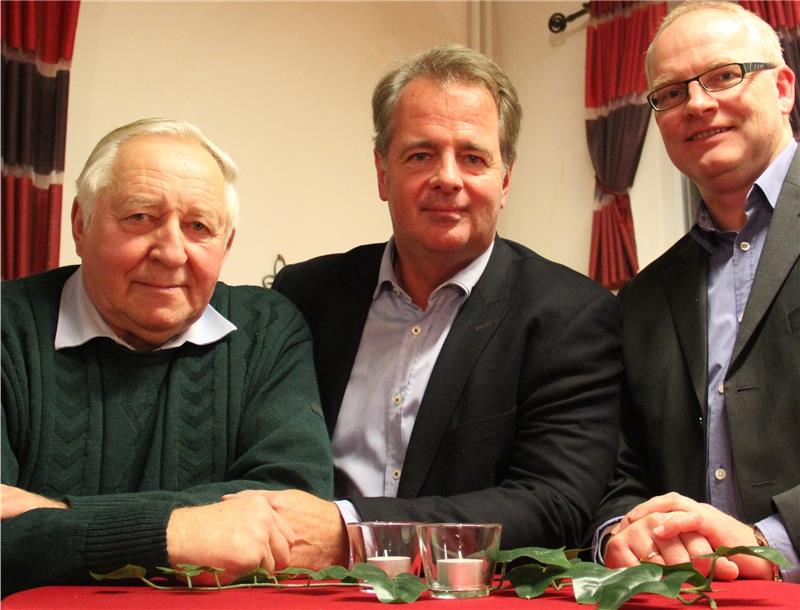 Der neue Engelschoffer Bürgermeister Sven Frisch , flankiert von seinen Stellvertretern Adolf Kröncke und Carsten Raap (rechts). Fotos Klempow