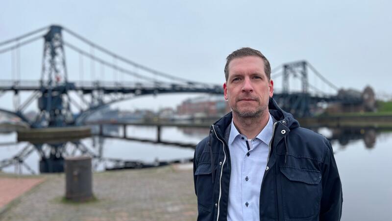Der neue Exekutivsekretär des Gemeinsamen Wattenmeersekretariats von Dänemark, Deutschland und den Niederlanden, Sascha Klöpper, schaut in die Kamera.