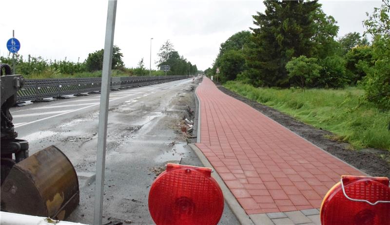 Der neue Geh- und Radweg am Obstmarschenweg in Königreich ist bereits gepflastert, nun geht es bald mit der Fahrbahn weiter. Foto Richter