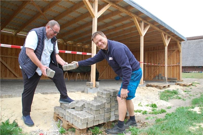 In Beckdorf schenkt die Feuerwehr jetzt Apfelsaft aus eigener Ernte aus Der neue Geräteschuppen für die Jugendfeuerwehr ist fast fertig. Siegfried Stresow (links) und Björn Heibült arbeiten Hand in Hand. Foto: Laudien