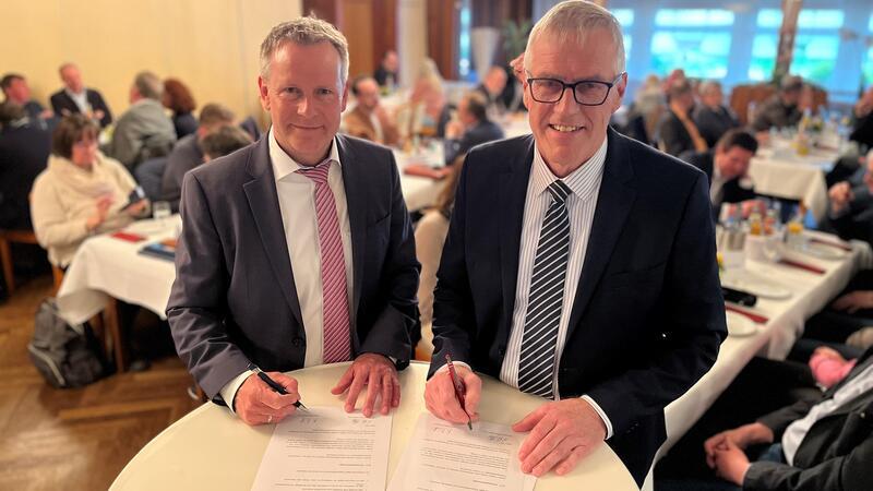 Der neue Geschäftsführer des Trinkwasserverbandes Stader Land (TWV), Ralf Burghartz aus Harburg (links), und der Verbandsvorsitzende Hans-Werner Hinck unterschreiben den Arbeitsvertrag.