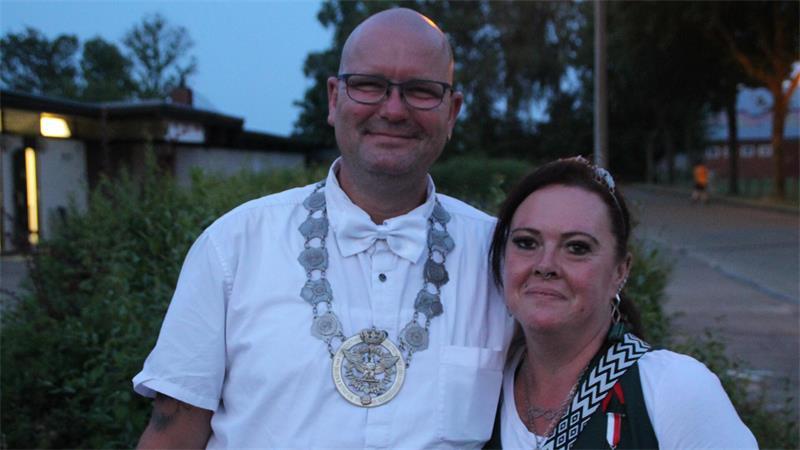 Schützengilde: Freiburgs König Helmut Harpain räumt gleich dreifach ab Der neue Gildekönig Helmut Harpain, ehemals Festwirt, mit seiner Königin Fanny, 1. Adjutantin der Gildebesten.