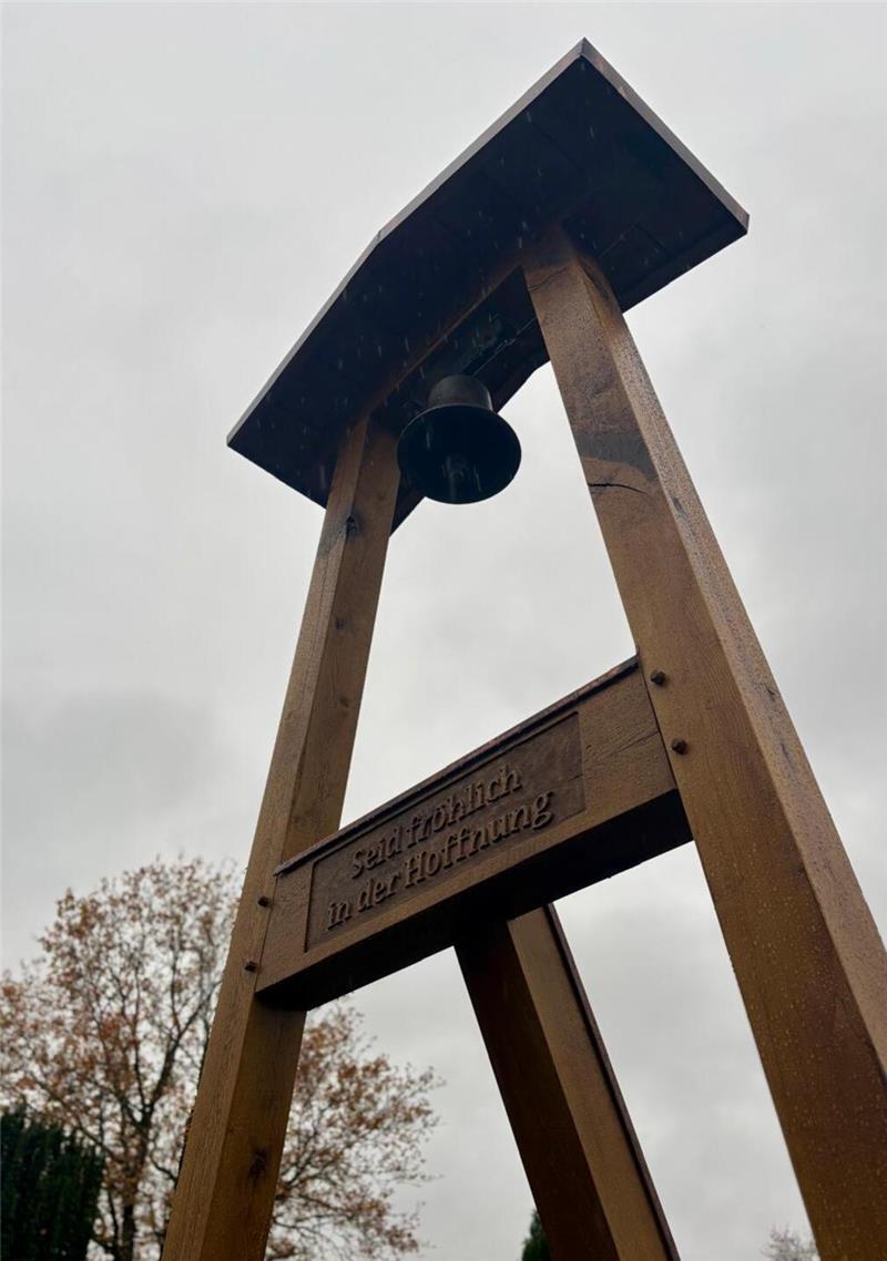 Neuer Glockenturm für den Friedhof: Ein Stück Belgien läutet nun in Hohenhausen Der neue Glockenturm auf dem Hohenhausener Friedhof trägt den Schrifzug „Seid fröhlich in der Hoffnung“.