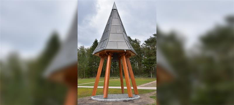Der neue Glockenturm steht auf dem Friedhof am Ehrenberg am Harsefelder Ortsrand.  Foto Beneke
