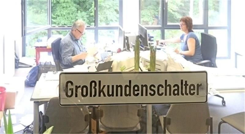 Der neue Großkundenschalter , an dem zum Beispiel Autohändler gesammelt für ihre Kunden Fahrzeuge an- oder abmelden können, soll zu geringeren Wartezeiten beitragen.