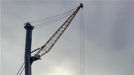 Der neue Hochleistungskran im Braker Hafen.