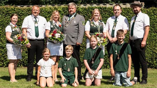 Der neue Hofstaat der Schützen von Neuland stellt sich zum Gruppenfoto auf.