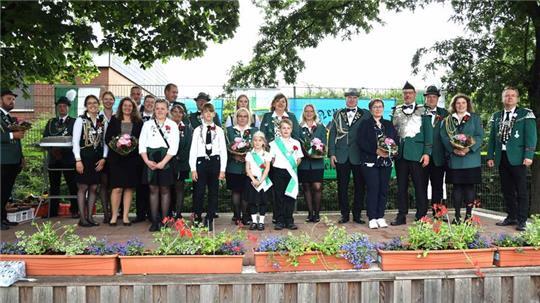Der neue Hofstaat des Schützenvereins Neuenfelde stellt sich nach der Proklamation zum Gruppenfoto auf.