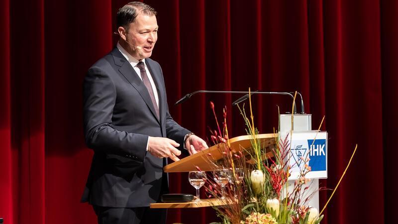 Die unangenehmen Weisheiten des LinkedIn-Gründers aus Zeven Der neue IHK-Präsident Sebastian Vossmann bei seiner Jungfernrede.