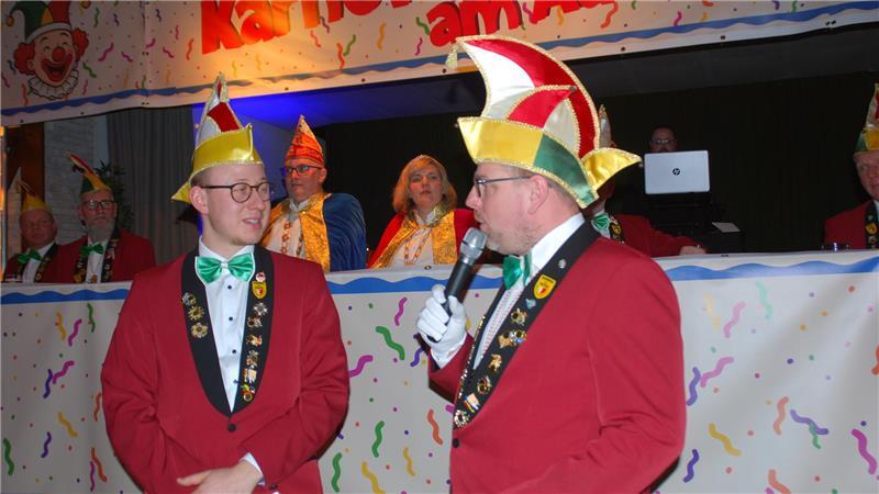 Der neue Karnevalspräsident Marvin Vollmers (links) mit Moderator Mirko Witkowski.
