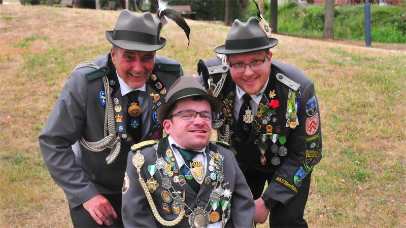 Max Prigge ist der neue Schützenkönig in Bützfleth Der neue König Max Prigge und mit seinen Adjutanten Nils Raether und Bjarne Bolz.