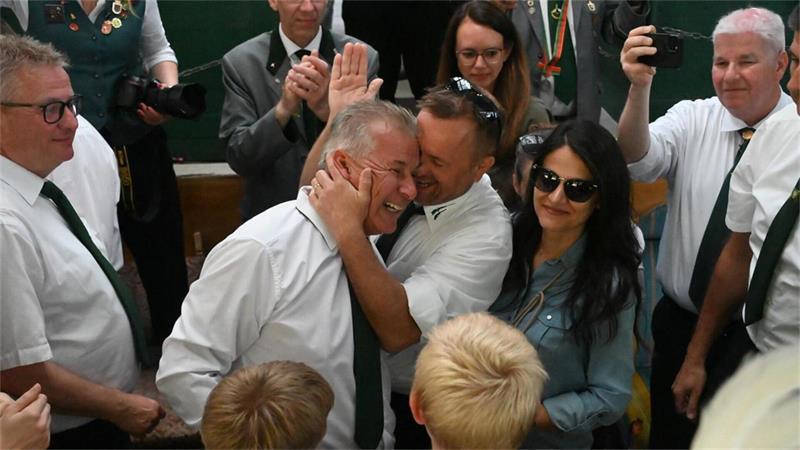 Der neue König Nicholas Ipsen freut sich über die Gratulationen.